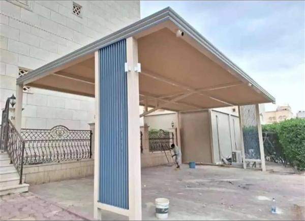 مظلة سيارات بيج مع عمود مكسو بشرائح زرقاء