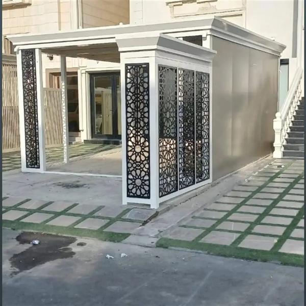 مظلة بيضاء مع ألواح حديد CNC سوداء بنقشة إسلامية