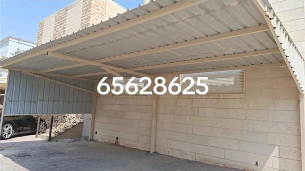 مظلة كيربي لموقف سيارات مثبتة على جدار المنزل