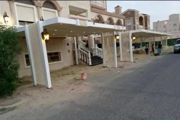 مظلات سيارات بيضاء مع أعمدة شرائح وفوانيس إنارة