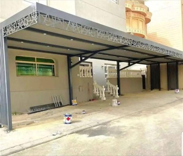 مظلة سيارات طويلة بديكور حديد مقصوص وإنارة سقف