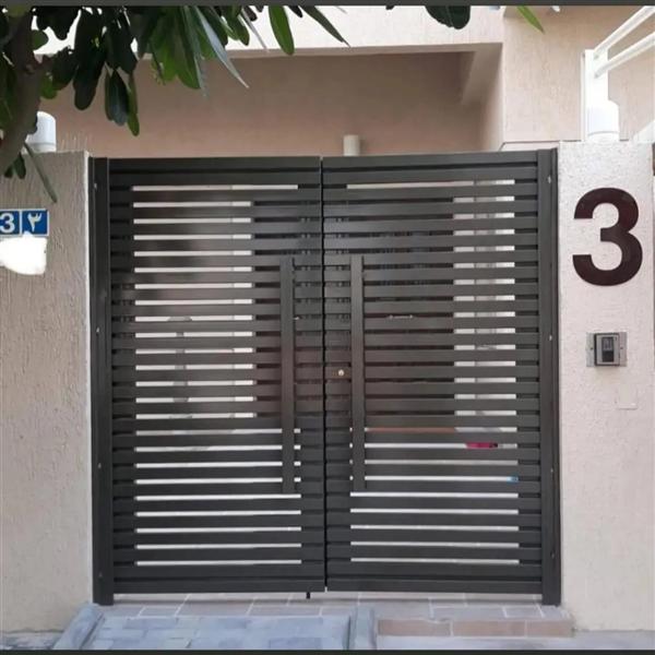 باب حديد مزدوج بشرائح أفقية لمدخل منزل
