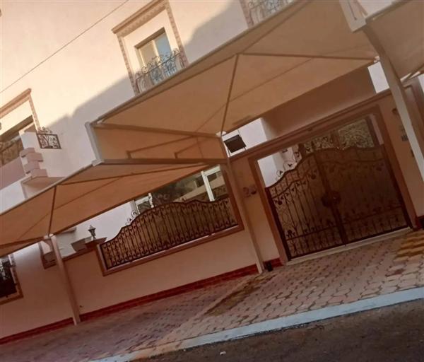 مظلات قماش مشدود لمواقف سيارات أمام منزل