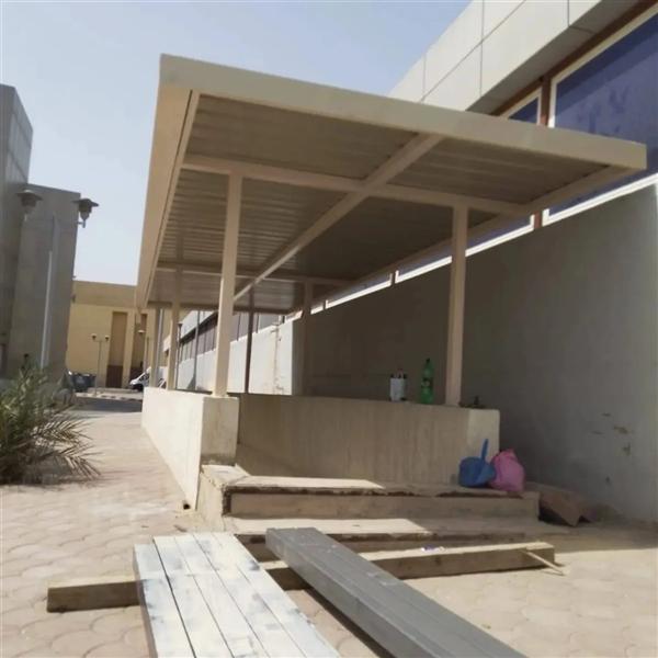 مظلة كيربي لممر خارجي بأعمدة حديد
